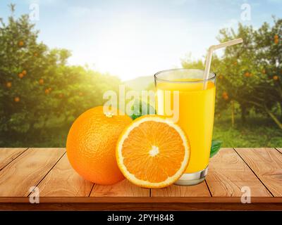 Frischer Orangensaft mit Früchten auf einem Holztisch und Orangenplantage mit Früchten bei Sonnenlicht Stockfoto