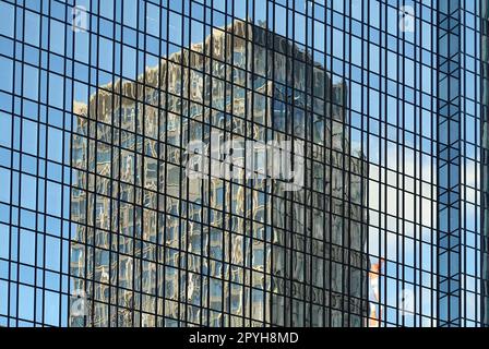 Spiegelung an einem Hochhaus in Frankfurt Stockfoto