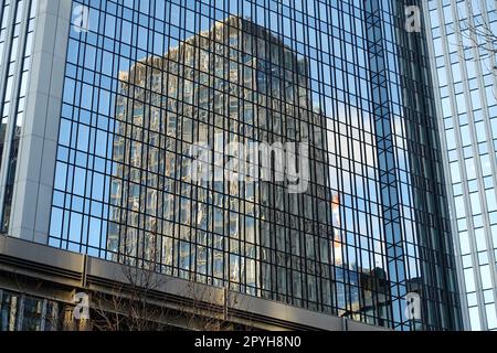 Spiegelung an einem Hochhaus in Frankfurt Stockfoto