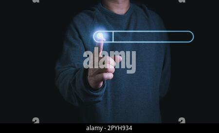 Das Konzept der Informationssuche im Internet. Zeigen Sie mit dem Finger auf die Suchleiste. Website-, Browser- und Suchmaschinenkonzept Stockfoto