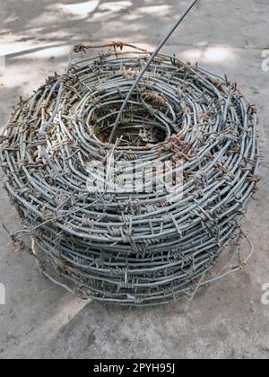 Rolle von altem Stacheldraht in Nahaufnahme Stockfoto