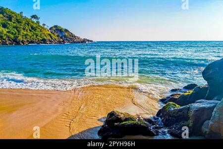 Strand, blaues Wasser, riesige Surferwellen, Carrizalillo Puerto Escondido. Stockfoto