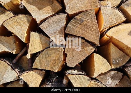 Gehackt und gestapelt trockenes Brennholz auf dem Land. Stock Haufen Holz, abgehackt Bäume Stockfoto