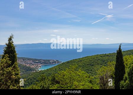 Blick von Labin nach Rabac und auf die Insel Cres in Kroatien Stockfoto