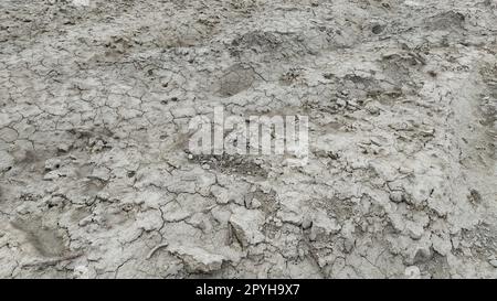 Feuchtes, fruchtbares Land. Tonerde. Vorbereitung des Landes für die Anpflanzung. Landwirtschaftliches und natürliches Thema. Ton, Furchen, Heu auf dem Feld. Stockfoto