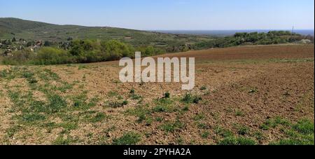 Die Hänge der Berge mit landwirtschaftlichen Feldern. Frisch gepflügter Boden. Bodenbearbeitung und landwirtschaftliche Arbeiten. Fruska Gora, Serbien, Balkan Stockfoto