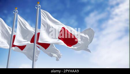 Drei japanische Nationalflaggen, die an klaren Tagen im Wind winken Stockfoto