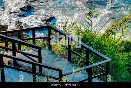 Holzpfad zum Strand, Sandwellen, Carrizalillo Puerto Escondido. Stockfoto