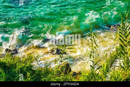 Strand, blaues Wasser, riesige Surferwellen, Carrizalillo Puerto Escondido. Stockfoto