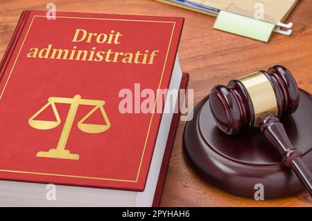 Ein Gesetzbuch mit einem Hammer - Verwaltungsrecht auf französisch - Droit administratif Stockfoto