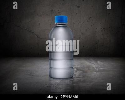 Kleine Wasserflasche auf dem alten Zement-Boden Stockfoto