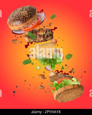 Köstlicher Burger mit fliegenden Zutaten, Gemüse, Gewürzen und frittiertem Steak auf orangefarbenem Hintergrund Stockfoto