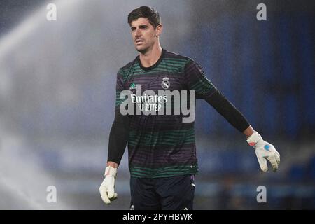 Thibaut Courtois von Real Madrid CF schaut auf das Spiel La Liga Santander zwischen Real Sociedad und Real Madrid CF im reale Arena Stadion am Mai Stockfoto