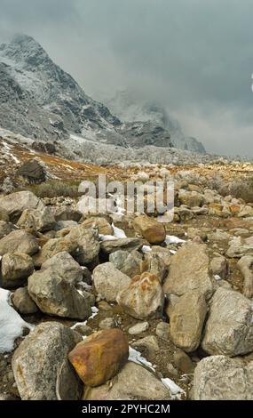 Rocky Mountain Boulder ist vor neblig bewölktem Berghintergrund. Lachung Sikkim Westbengalen Indien Südasiatisch-Pazifischer Raum Stockfoto