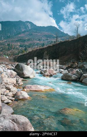 Rock Creek Mountain River fließt in einem Rocky himalayan Mountain Valley. Zufluss zum Teasta River. Vertikales Bild. Sikkim Westbengalen Indien Südasiatisch-Pazifischer Raum. Stockfoto