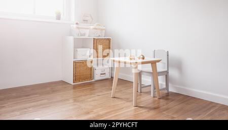 Weißer Kinderraum in Pastelltönen im skandinavischen minimalistischen Stil. Stockfoto