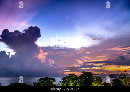 Ein wunderschöner Sonnenaufgang über dem Atlantischen Ozean vor der Küste von Costa Rica Stockfoto