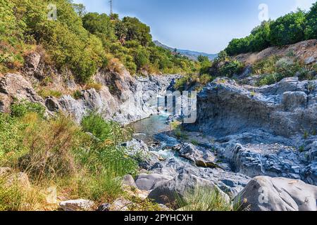 Ein Tag im malerischen Alcantara River Park, Sizilien, Italien Stockfoto