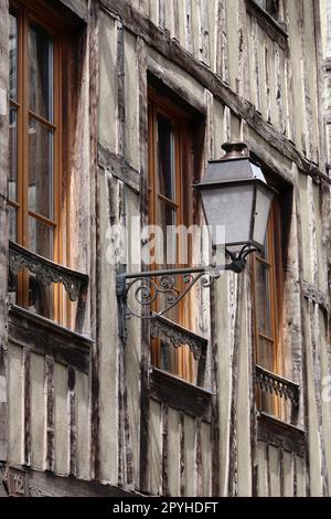 Laterne an einem Fachwerkhaus in Troyes Stockfoto