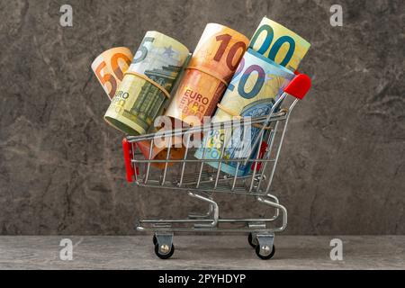 Warenkorb voller roll Euro-Banknoten Stockfoto