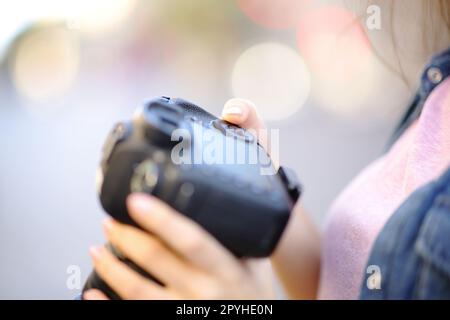 Fotograf stellt Kamera auf die Straße Stockfoto