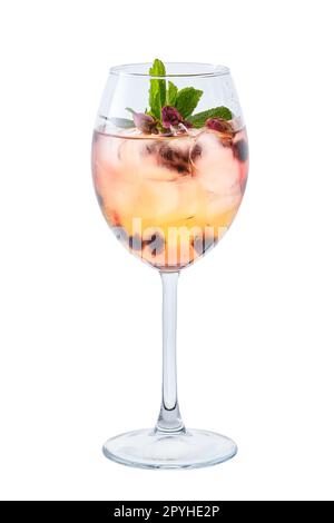 Kalte weiße Sangria mit trockenen Rosenknospen im Weinglas Stockfoto