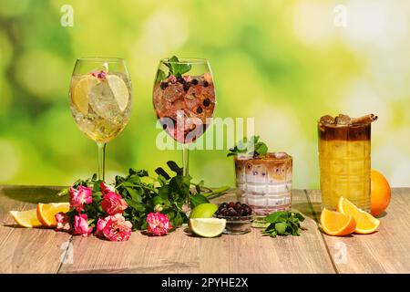 Set mit kalten erfrischenden Sommergetränken auf Holztisch Stockfoto