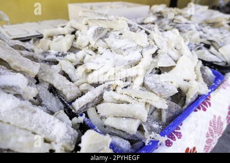 Getrockneter Kabeljau auf einem Markt Stockfoto