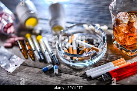 Süchtig machenden Substanzen, einschließlich Alkohol, Zigaretten und Drogen Stockfoto