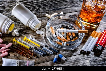 Süchtig machenden Substanzen, einschließlich Alkohol, Zigaretten und Drogen Stockfoto