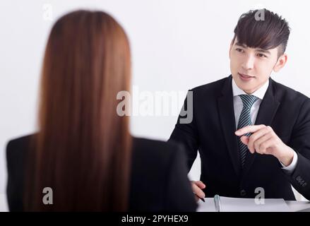 Geschäftsführer führt Bewerbungsgespräche mit jungen Bewerberinnen im Büro Stockfoto