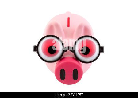 Sparschwein mit schwarzen Gläsern und großen roten Augen isoliert auf weiß mit Clipping-Pfad Stockfoto