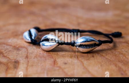 Perlenarmband auf dem Holztisch Stockfoto