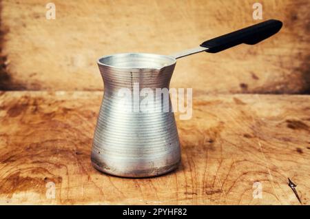 Kaffeekochkanne auf dem Tisch Stockfoto