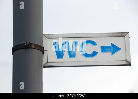 WC-Schild in der Nähe in der Stadt Stockfoto