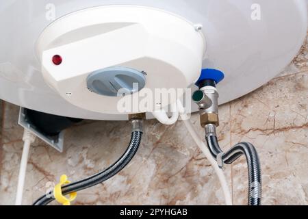 Warmwasserboiler Tank im Badezimmer Stockfoto