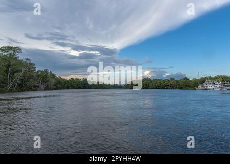 Der Chiriqui River, kurz bevor er in den Golf von Chiriqui, Panama, eindringt Stockfoto