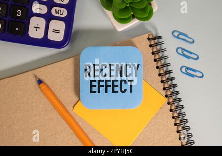 Notizblock mit dem Text „Recency Effect“ und dem Diagramm auf dem Schreibtisch. Gedächtnis- und Lagebeziehung, psychologisches Konzept. Stockfoto