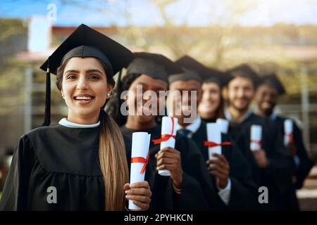 Zu den Menschen zu werden, von denen wir träumten. Porträt einer Gruppe junger Studenten, die ihre Diplome am Abschlusstag halten. Stockfoto