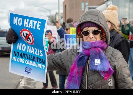 Royal Oak, Michigan, USA. 3. Mai 2023. Mitglieder der jüdischen Stimme für den Frieden und ihre Anhänger versammelten sich in der Woodward Avenue Shul, um den antisemitismus anzuprangern, der auf der Synagoge mit einem Hakenkreuz bemalt wurde. Kredit: Jim West/Alamy Live News Stockfoto