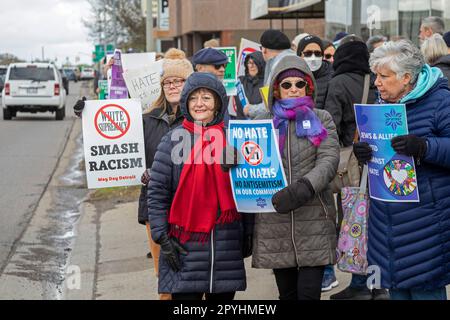 Royal Oak, Michigan, USA. 3. Mai 2023. Mitglieder der jüdischen Stimme für den Frieden und ihre Anhänger versammelten sich in der Woodward Avenue Shul, um den antisemitismus anzuprangern, der auf der Synagoge mit einem Hakenkreuz bemalt wurde. Kredit: Jim West/Alamy Live News Stockfoto