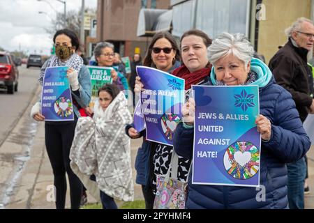 Royal Oak, Michigan, USA. 3. Mai 2023. Mitglieder der jüdischen Stimme für den Frieden und ihre Anhänger versammelten sich in der Woodward Avenue Shul, um den antisemitismus anzuprangern, der auf der Synagoge mit einem Hakenkreuz bemalt wurde. Kredit: Jim West/Alamy Live News Stockfoto