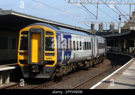 Nordzüge der Klasse 158 Express-Sprinter-Diesel-Mehreinheit 158815, Ankunft am Bahnsteig 2 am Bahnhof Carnforth am 3. Mai 2023. Stockfoto