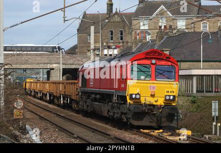 DB Cargo UK Red Liveried Klasse 66 Shed Diesel-Electric loco, 66070, Transport eines Ingenieurzugs durch Carnforth auf der West Coast Main Line 3. Mai 2023. Stockfoto