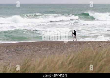 Owenahincha, West Cork, Irland. 3. Mai 2023. Am Owenahincha Beach gab es heute Abend starke Winde und Wellen. Mitglieder des Clonakilty Camera Club waren draußen und machten das Wetter optimal, um Fotos am Strand zu machen. Kredit: AG News/Alamy Live News. Stockfoto