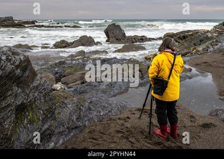 Owenahincha, West Cork, Irland. 3. Mai 2023. Am Owenahincha Beach gab es heute Abend starke Winde und Wellen. Mitglieder des Clonakilty Camera Club waren draußen und machten das Wetter optimal, um Fotos am Strand zu machen. Kredit: AG News/Alamy Live News. Stockfoto