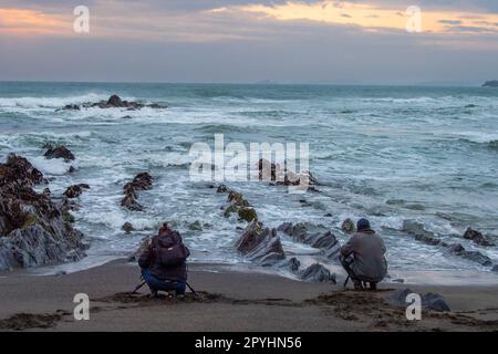 Owenahincha, West Cork, Irland. 3. Mai 2023. Am Owenahincha Beach gab es heute Abend starke Winde und Wellen. Mitglieder des Clonakilty Camera Club waren draußen und machten das Wetter optimal, um Fotos am Strand zu machen. Kredit: AG News/Alamy Live News. Stockfoto