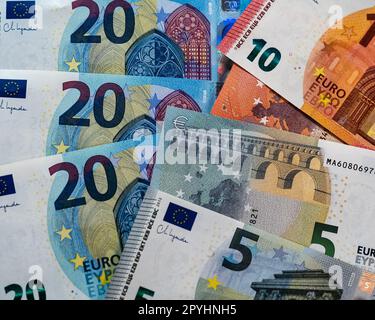 Hintergrund der Euro-Banknoten aus PapierBanknoten des Euro. Stückelungen von 20-, €10- und €5-Euro-Banknoten. Von den nationalen Zentralbanken von ausgegeben Stockfoto