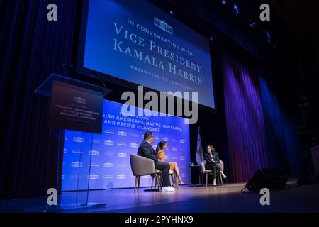 Washington, Usa. 03. Mai 2023. USA Vizepräsident Kamala Harris nimmt am Mittwoch, den 3. Mai 2023, an einem moderierten Gespräch am White House Asian American & Native Hawaiian and Pacific Islander Forum der Georgetown University in Washington Teil. Foto: Ken Cedeno/UPI Credit: UPI/Alamy Live News Stockfoto