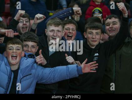 The Stadium of Light, Sunderland, Tyne and Wear, England, 3. Mai 2023. Die Fans von Hebburn Town feiern ihren Sieg über die Stadt Spennymoor im Durham Challenge Cup, Hebburn Town V Spennymoor Town im Durham Challenge Cup Finale Stockfoto